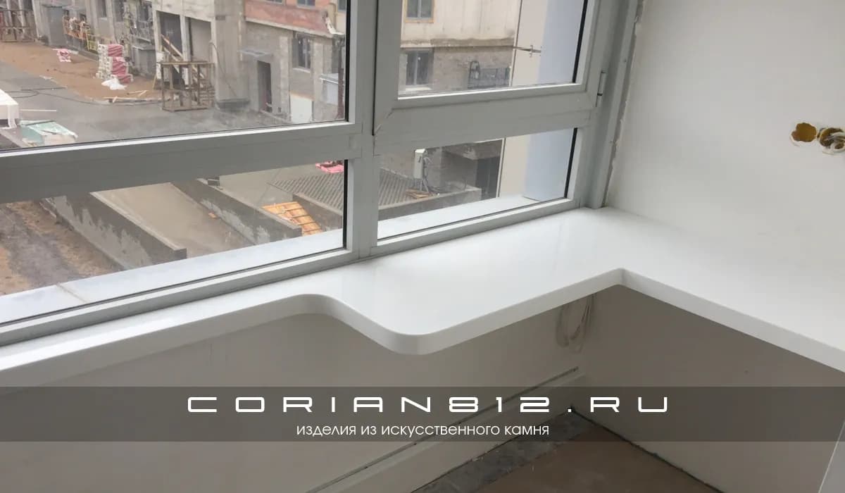 Длинный узкий подоконник на балкон