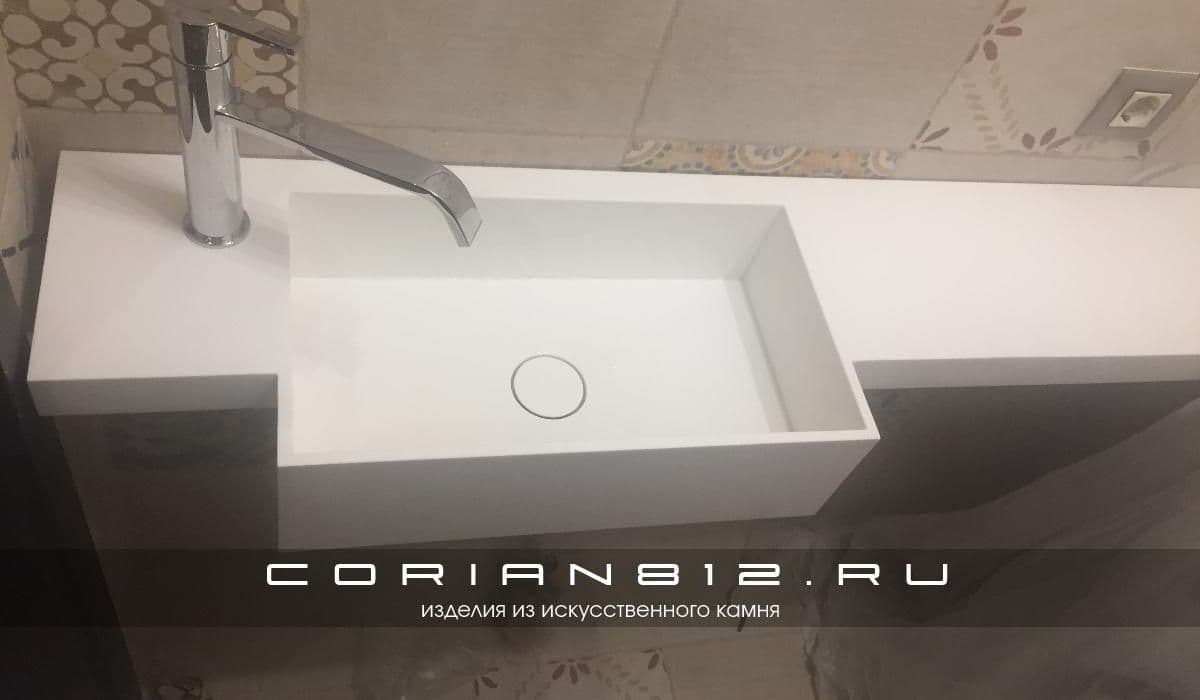 Столешница с круглой раковиной из искусственного камня