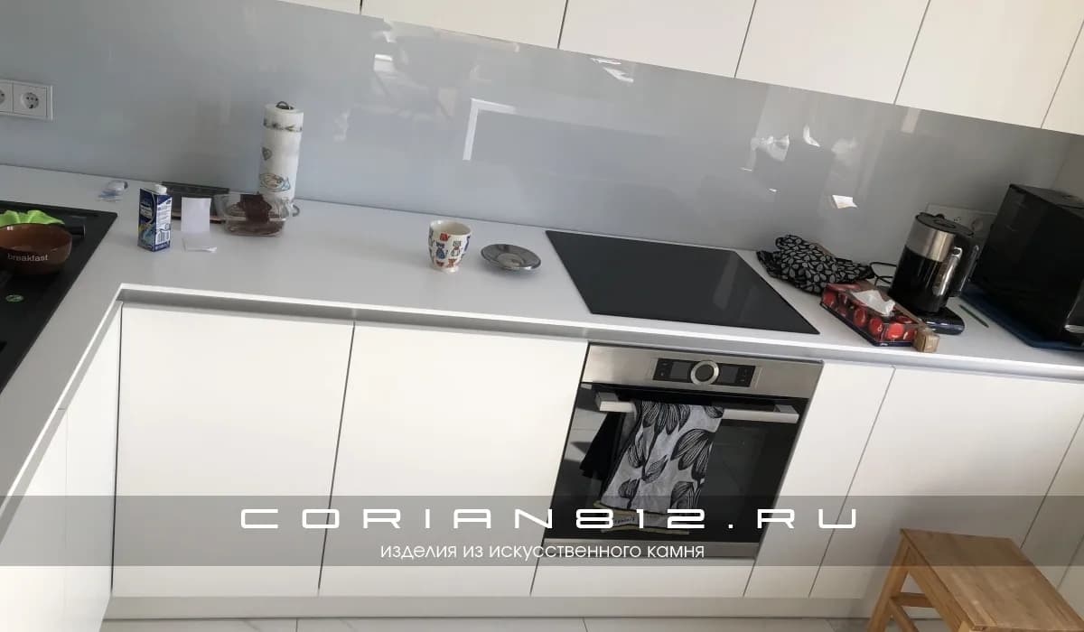 Тонкая столешница из акрилового камня